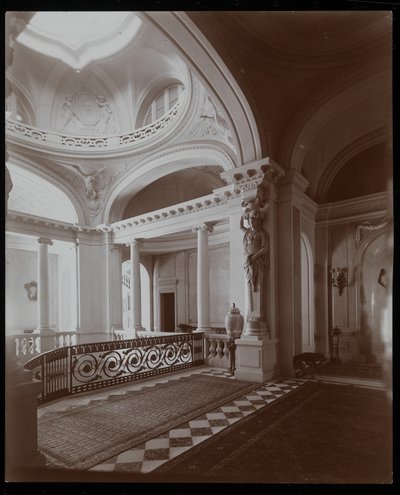 La escalera superior en la residencia de la Condesa De Ganay, París, c.1900 de Byron Company